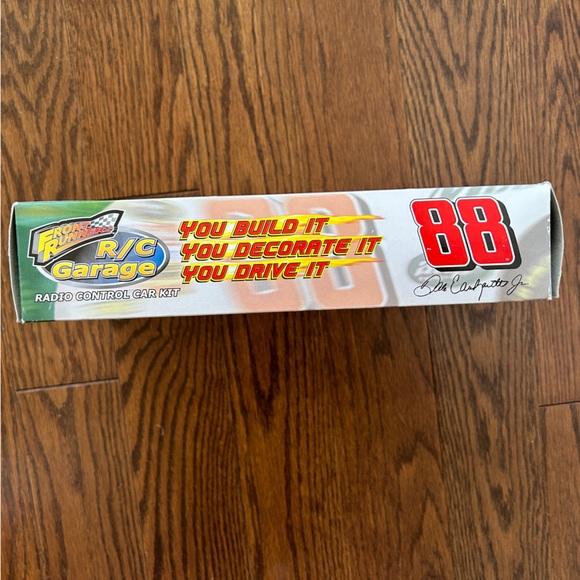 Front Runners R/C Garage Radio Control Car Kit You Build It NASCAR #88 Earnhardt - Picture 6 of 7